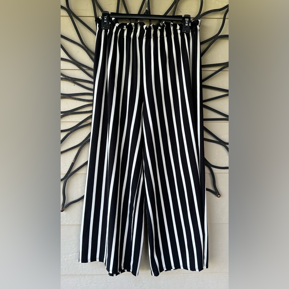 LA Gypsy Black &white striped, wide leg ankle pants, size Large